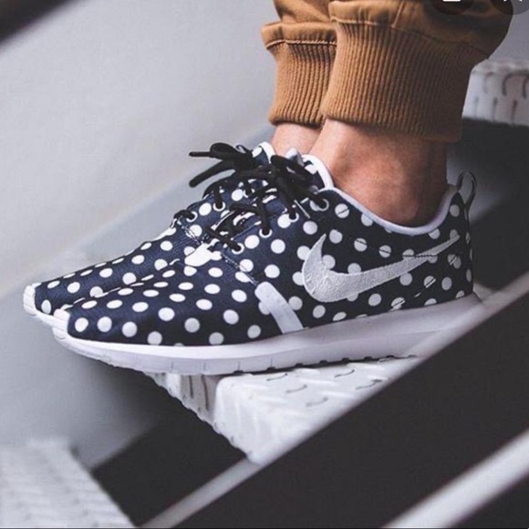 Nike Other - Nike Roshe Run Blue & White NYC Polka Dot Men sz 9.5